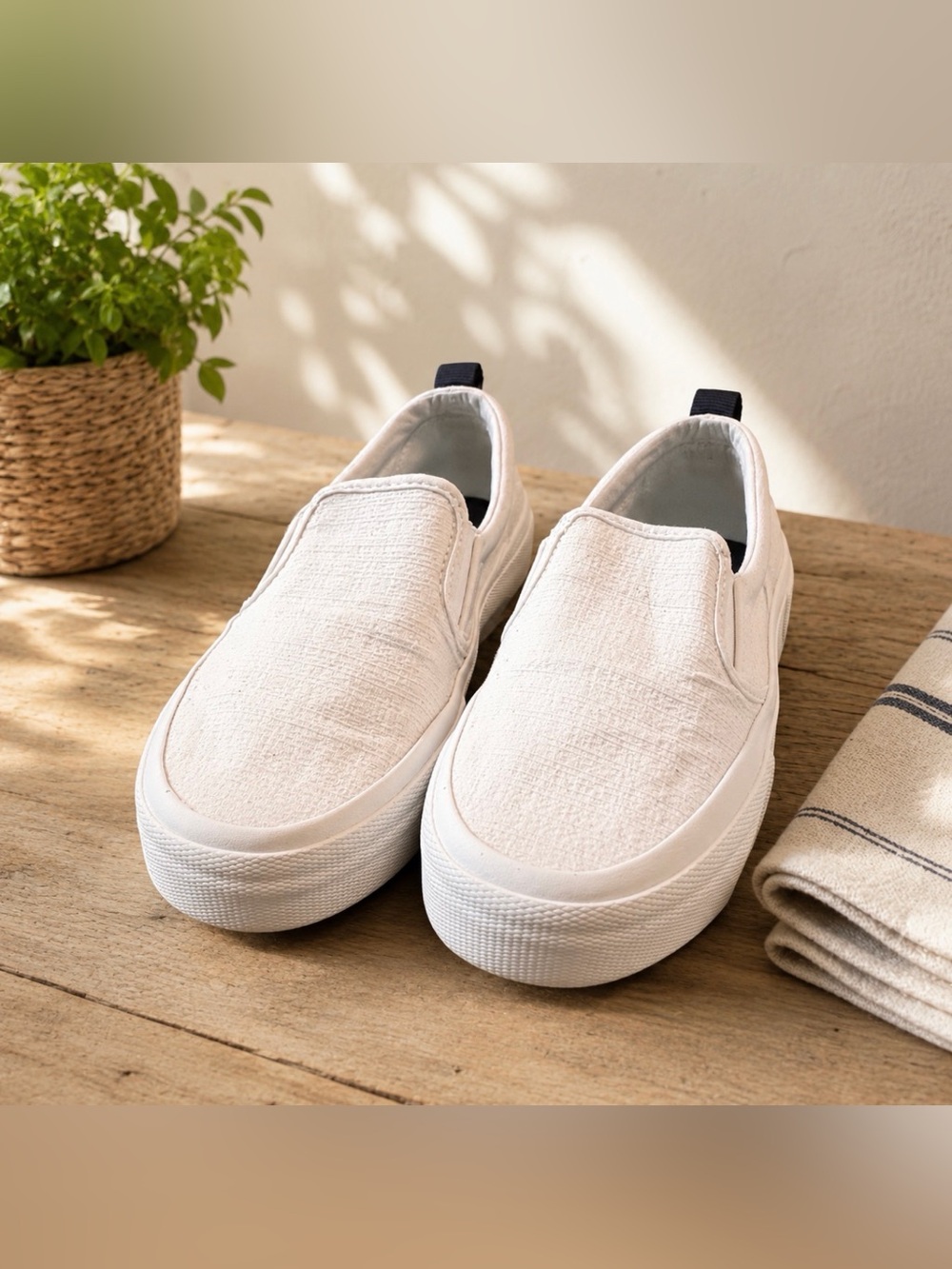 Sperry size 8 white pier wave high slip on sneakers